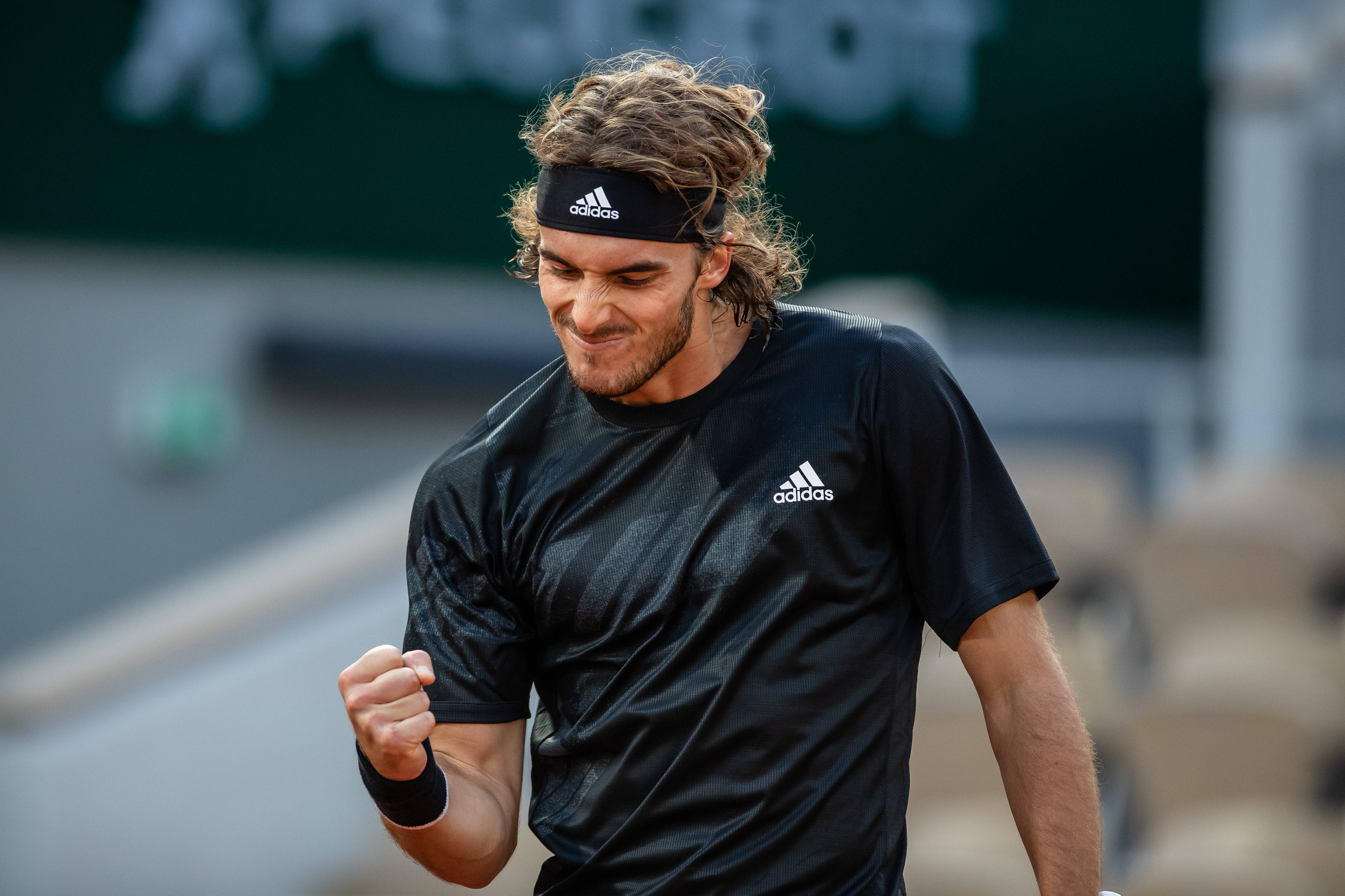 包含法国网球队强势意大利网球队，西西帕斯送出助攻的词条