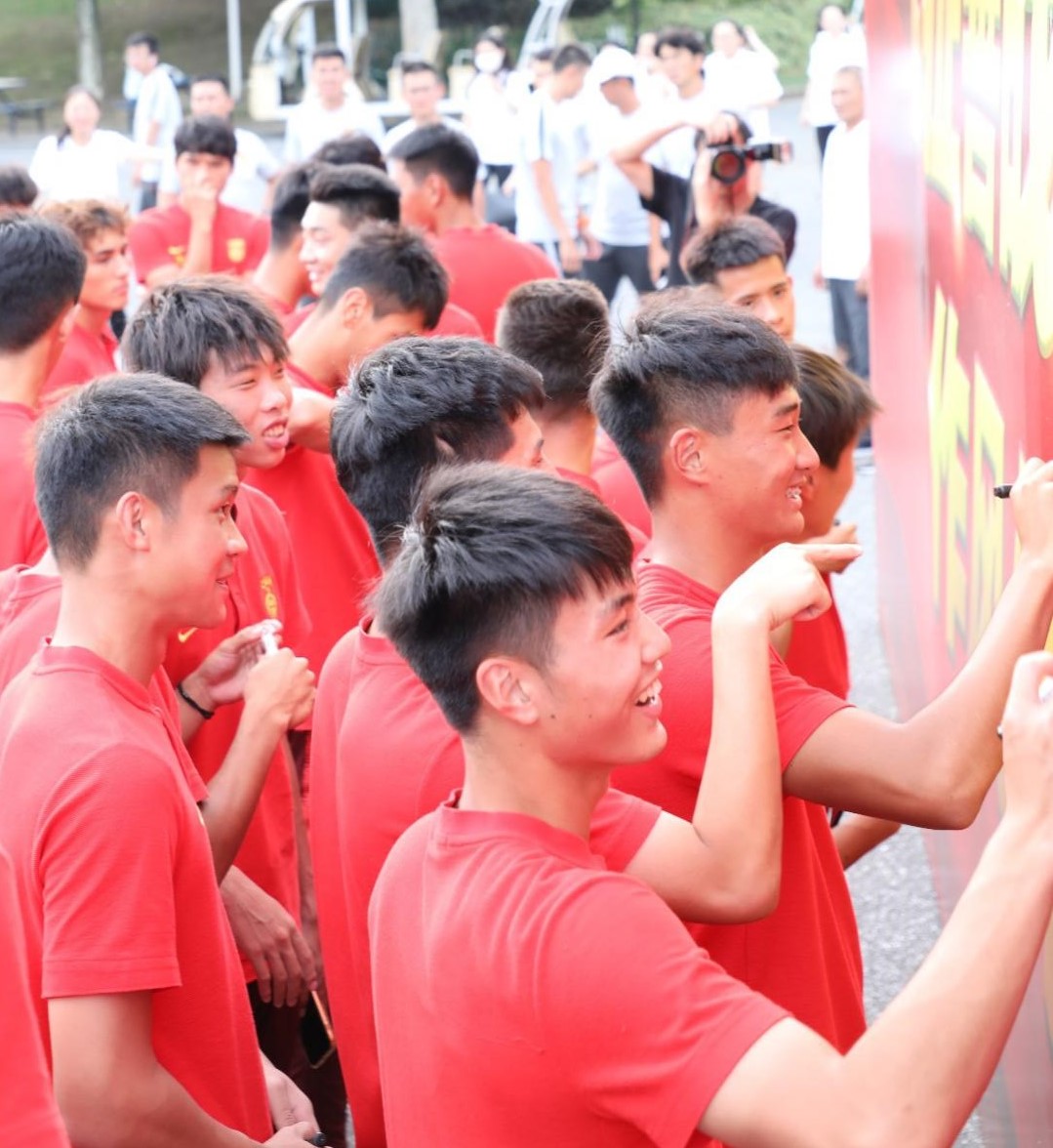 津巴布韦新秀卡姆博伊入选国家队，为国争光的简单介绍