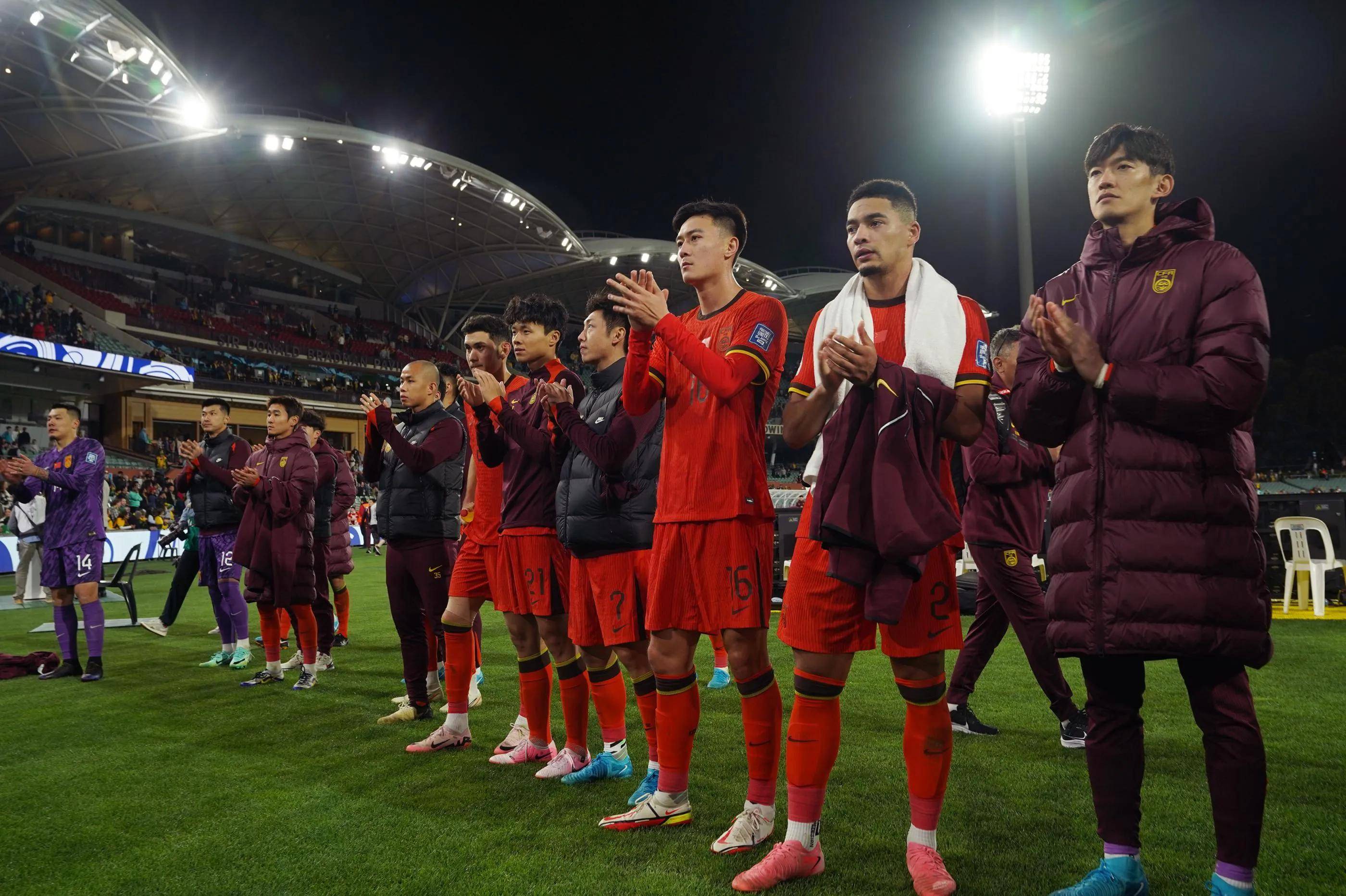 关于中国足球赛场新闻:球队备战冲刺季后赛的信息 关于中国足球赛场新闻:球队备战冲刺季后赛的信息