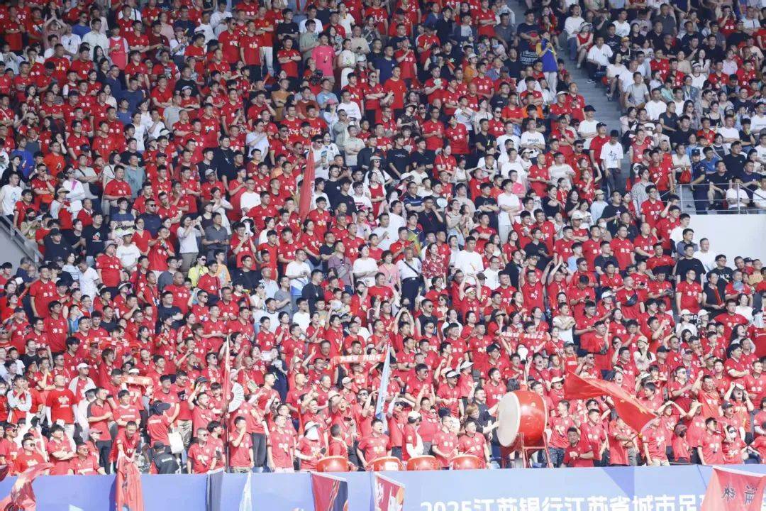 中超联赛再度激烈开火，球迷热情高涨的简单介绍