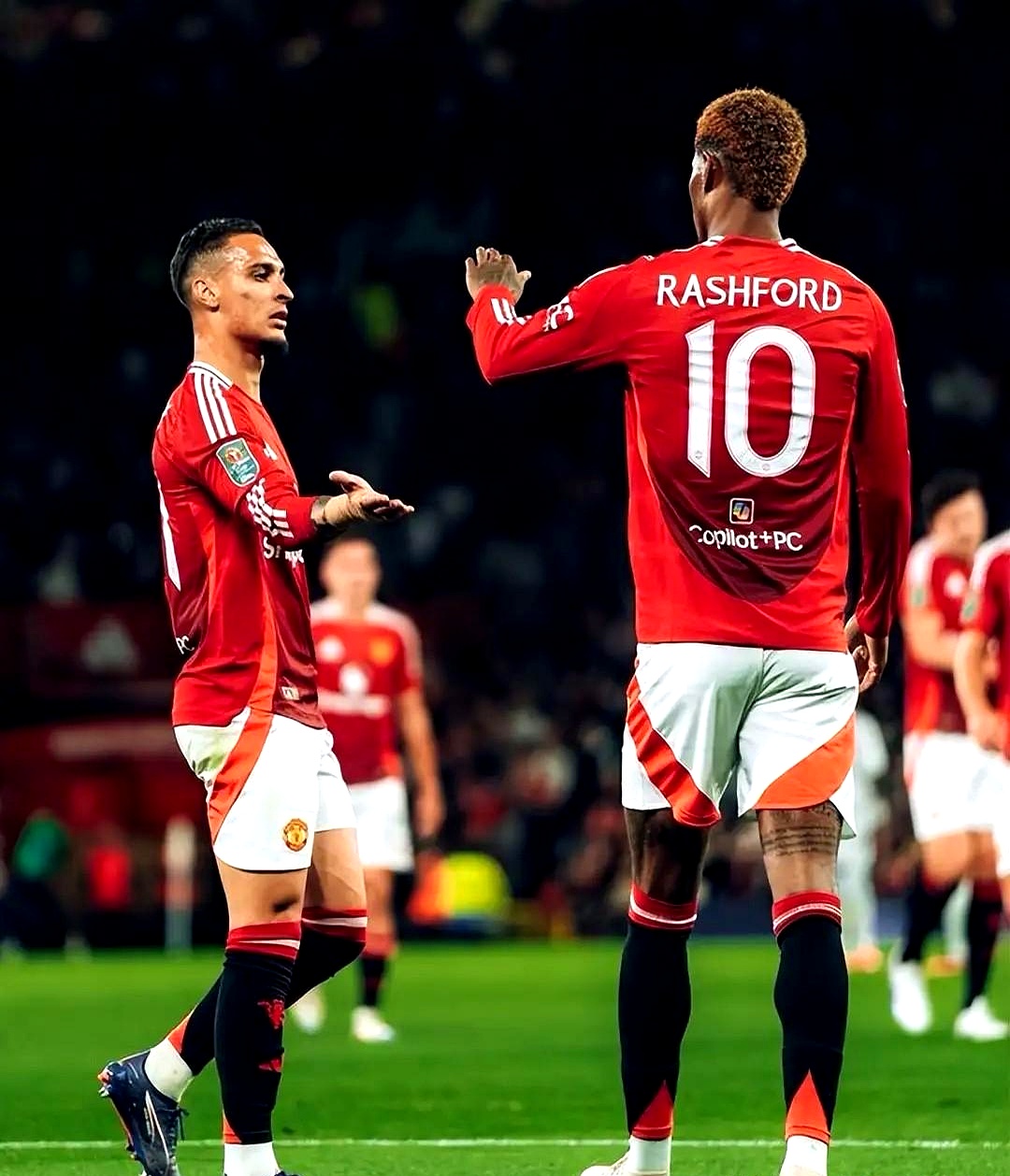 曼联主场击败曼市,重返领先地位 曼联主场击败曼市,重返领先地位