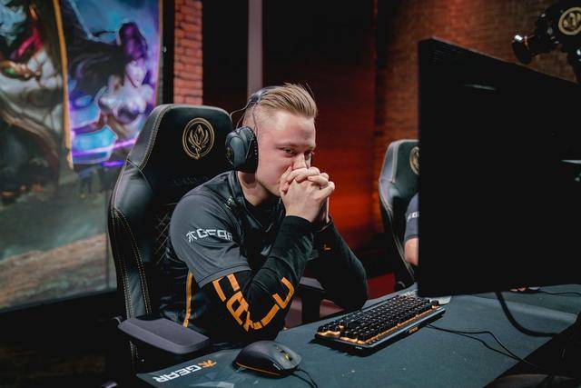 关于RNG爆冷FNC，Deft关键制胜的信息