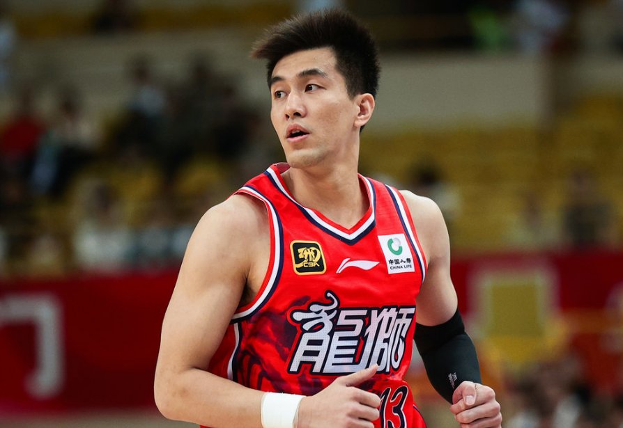 四川队鏖战上海队，郭艾伦扛起全队