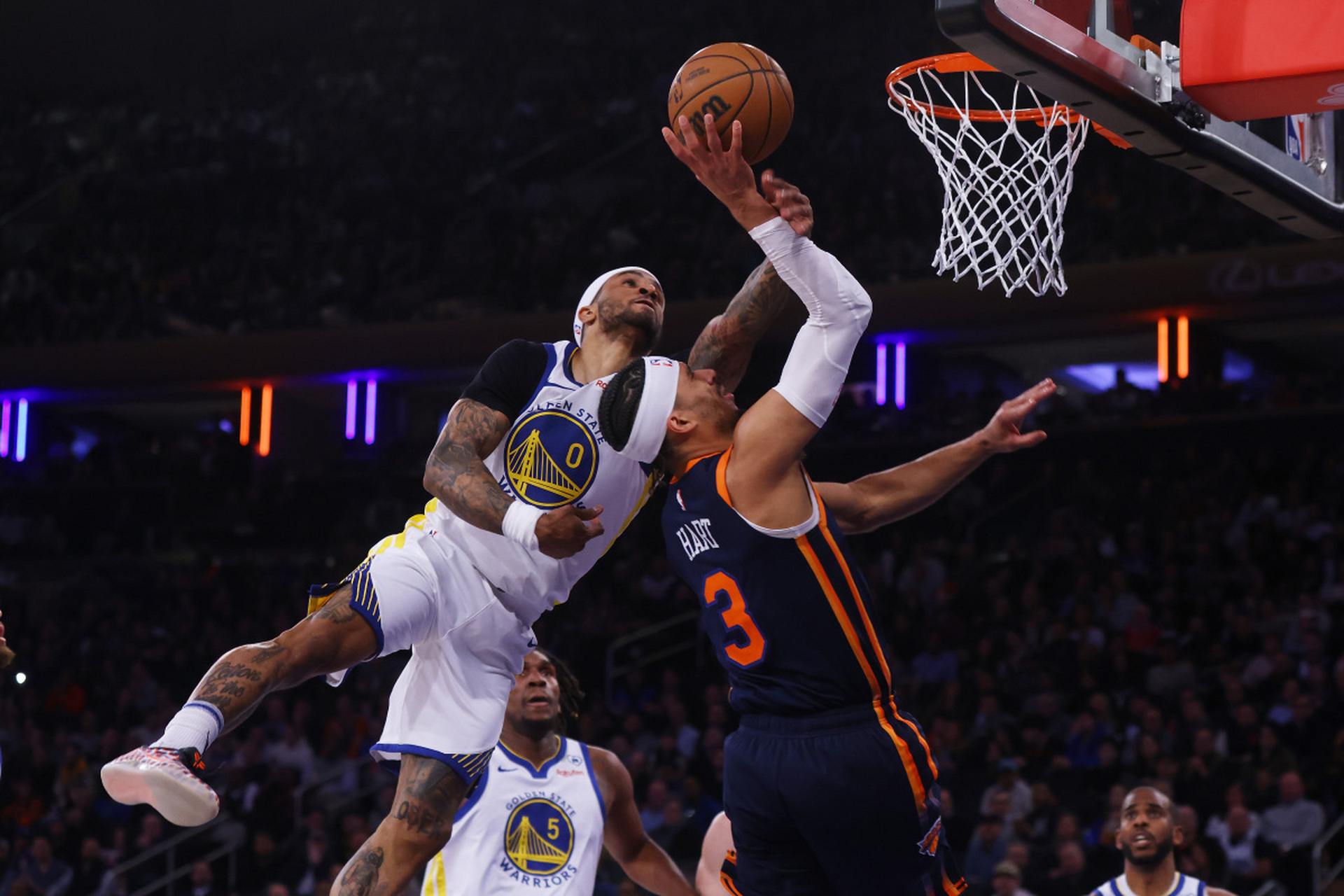 尼克斯翻盘勇士，拉文点燃赛场的简单介绍