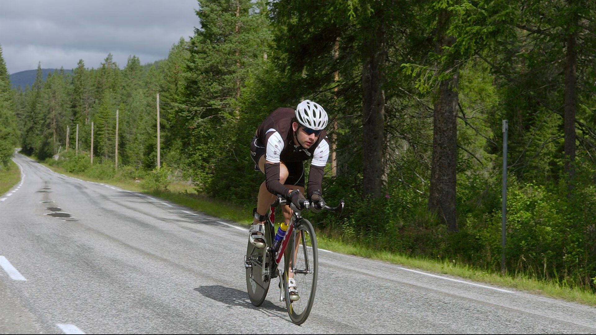 PG平台-引擎轰鸣与无声统治，F1新赛季揭幕战之夜的无争议最佳
