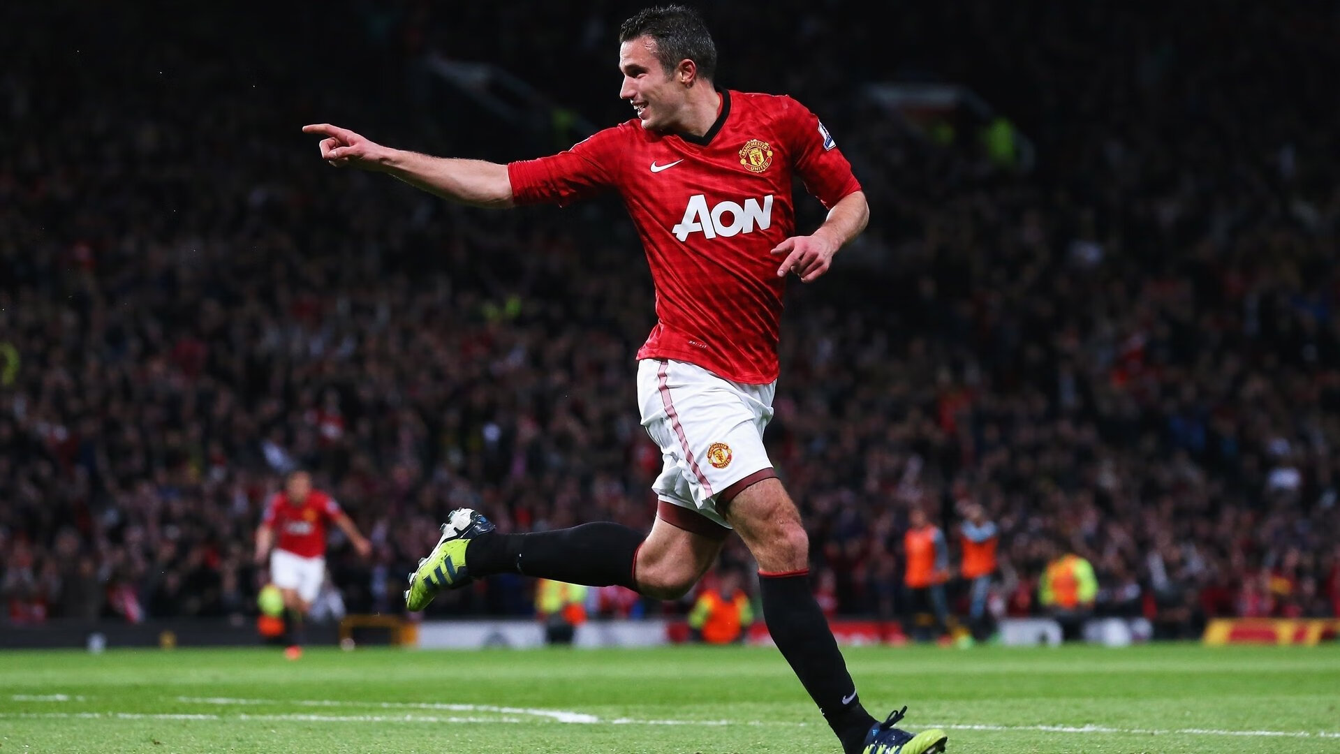 F1引擎轰鸣下的绿茵对决，富安健洋关键战不手软