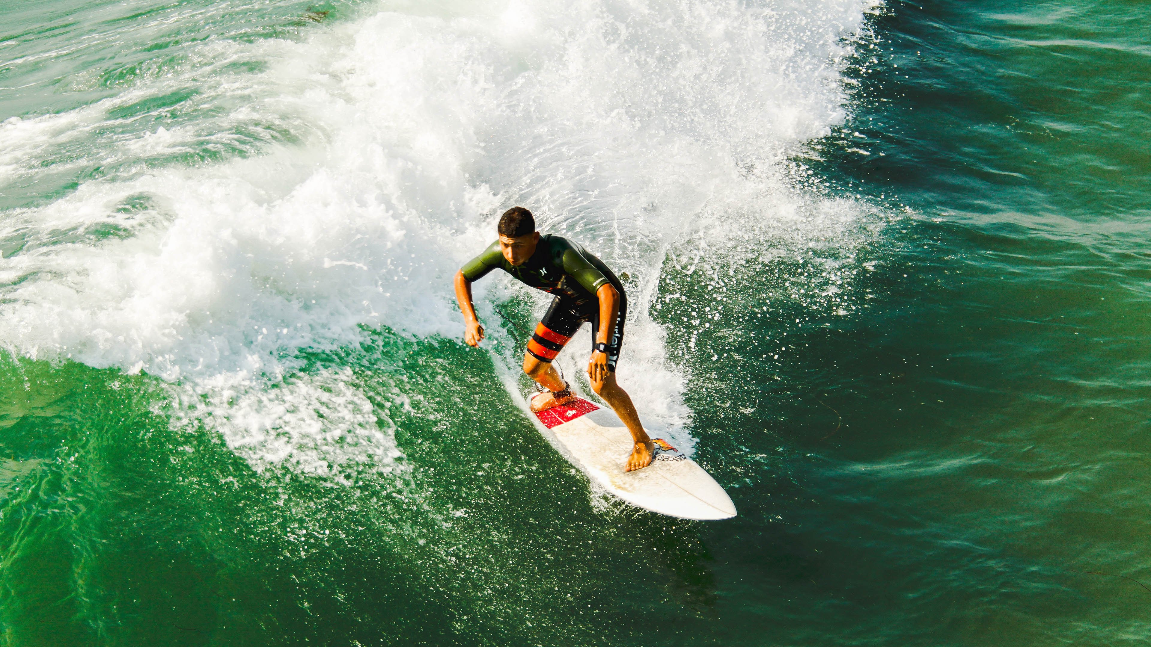 PG平台-梅赛德斯逆转红牛二队，塞恩斯点燃赛场，一场技术与意志的胜利